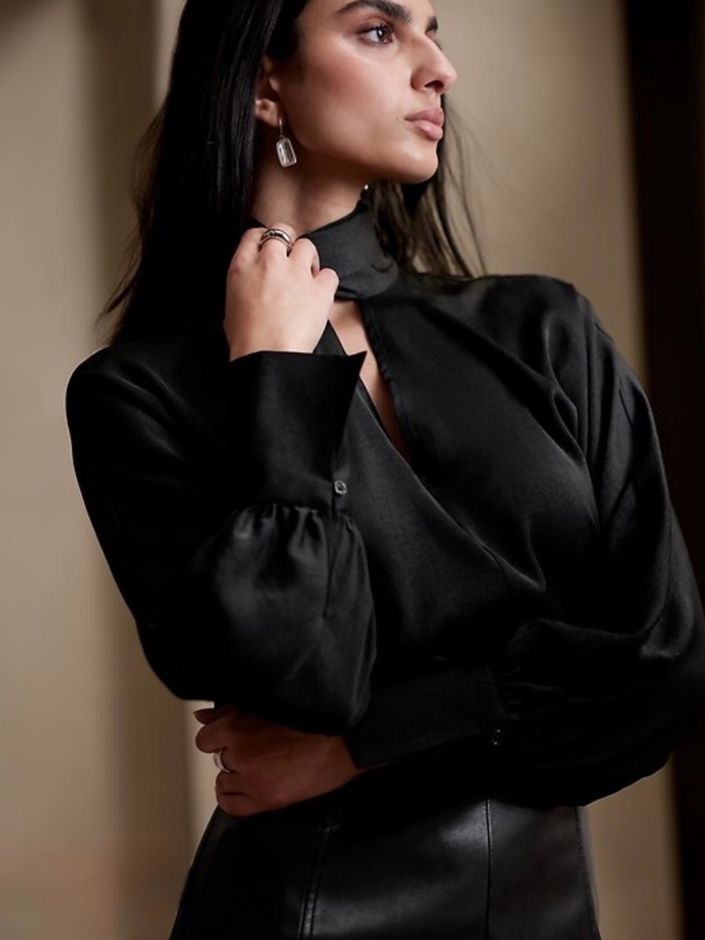 BNWT Banana Republic Black Scarf Tie Neck Blouse Large Sold Out Office Chic - Picture 6 of 11